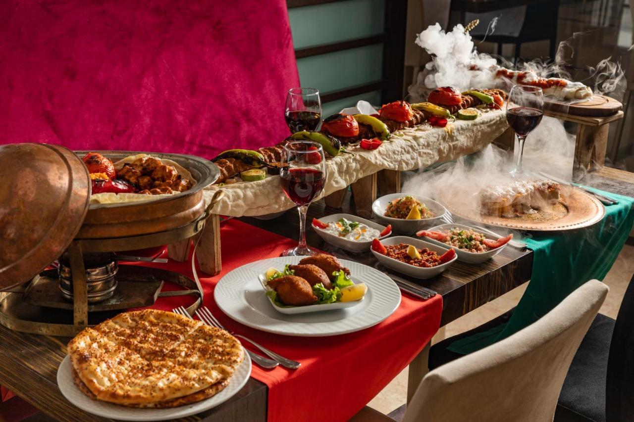 فندق تي تي هوتلز هيدروس كلوب كمر المظهر الخارجي الصورة A selection of Azerbaijani cuisine