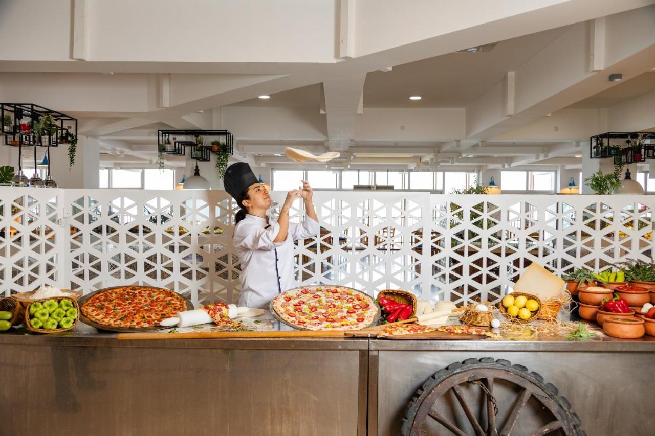 فندق تي تي هوتلز هيدروس كلوب كمر المظهر الخارجي الصورة Chef preparing pizza at the buffet