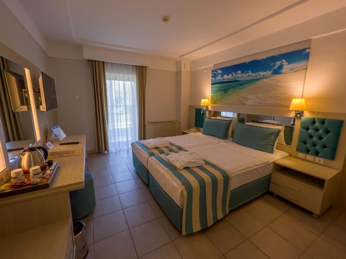 فندق تي تي هوتلز هيدروس كلوب كمر المظهر الخارجي الصورة A room at the hotel
