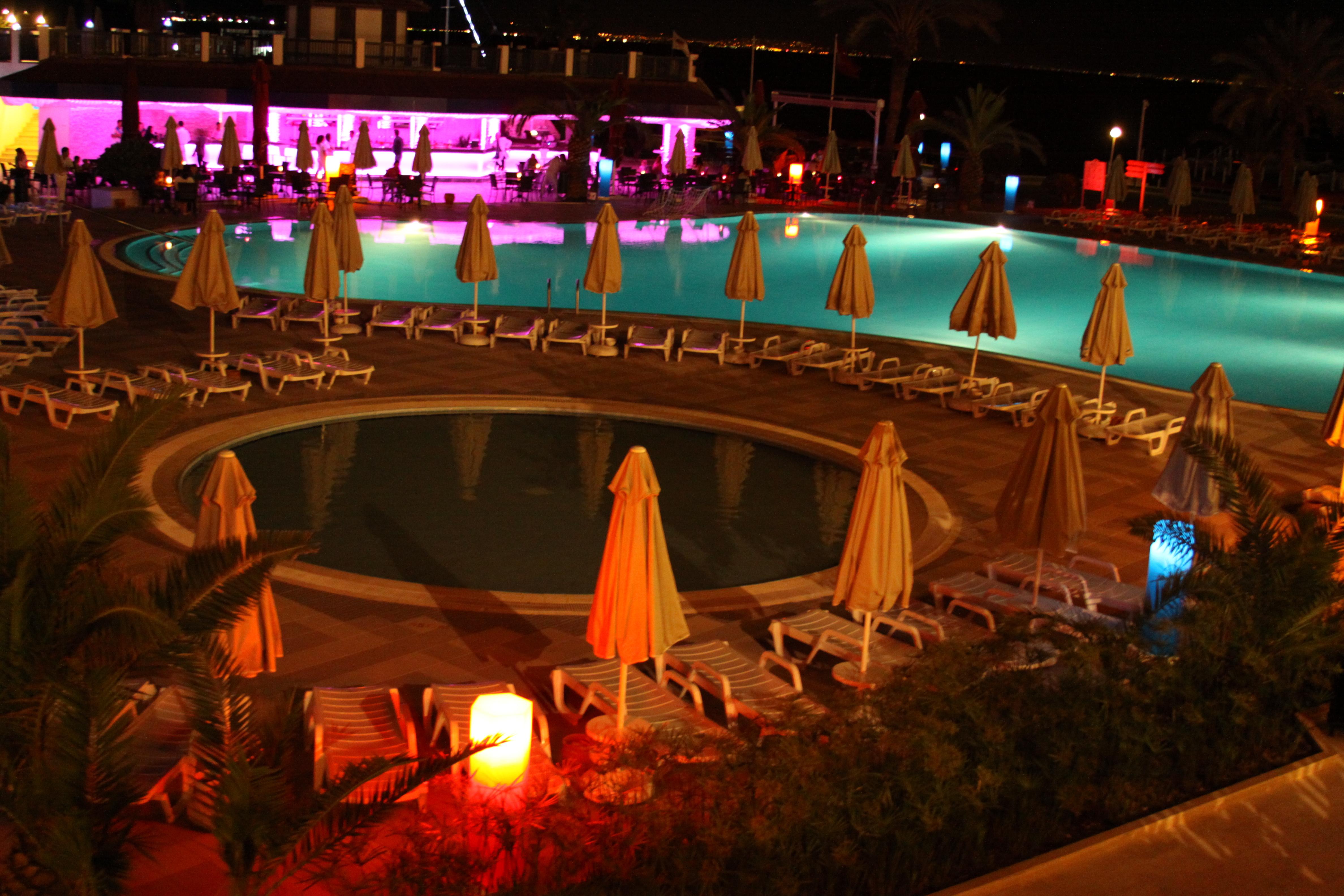 فندق تي تي هوتلز هيدروس كلوب كمر المظهر الخارجي الصورة The pool at night