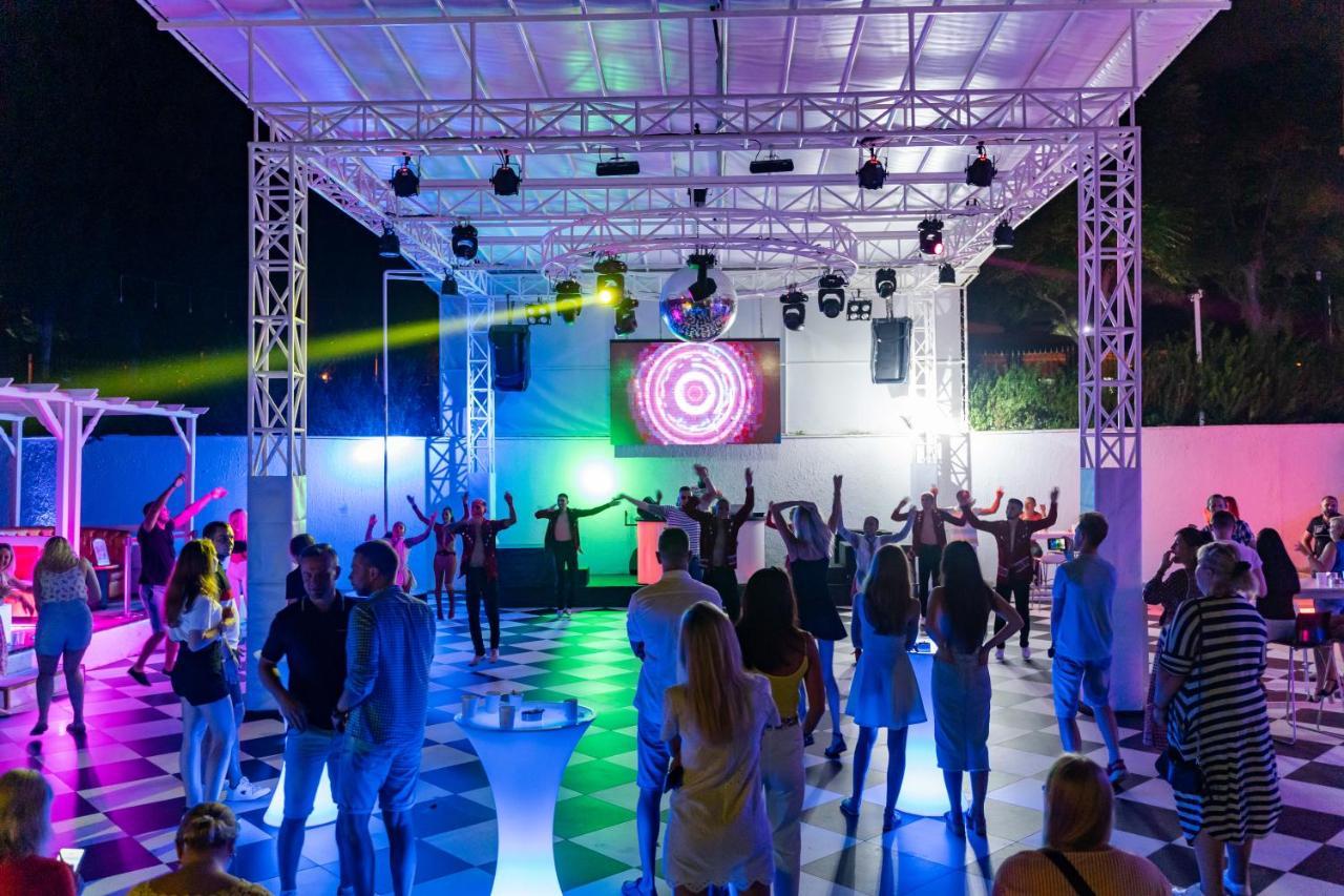 فندق تي تي هوتلز هيدروس كلوب كمر المظهر الخارجي الصورة Dancefloor at a nightclub in Ibiza