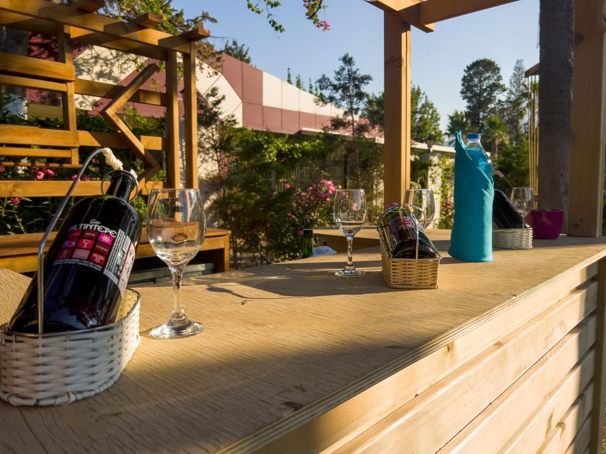 فندق تي تي هوتلز هيدروس كلوب كمر المظهر الخارجي الصورة Wine tasting at the winery